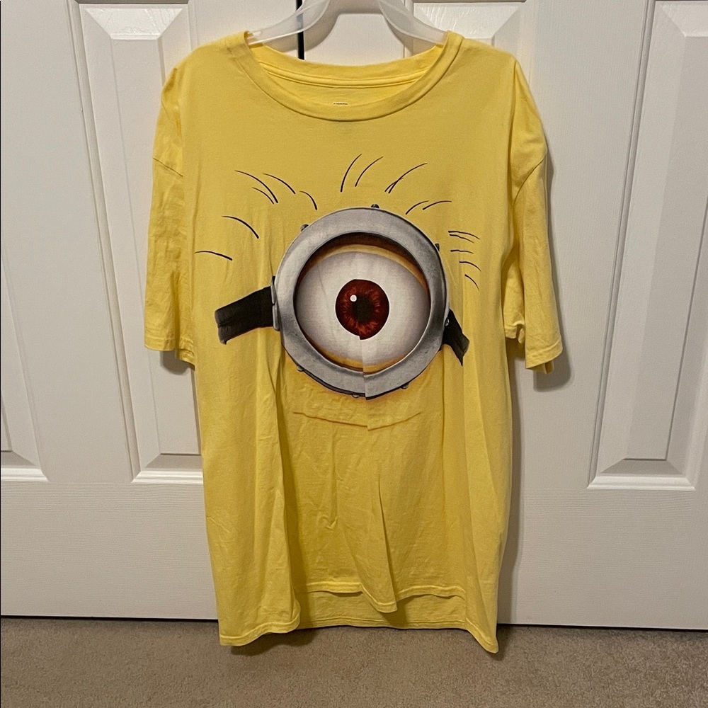 Universal Studio Men's Yellow Minion Carl Graphic T-shirt Large (Like New)